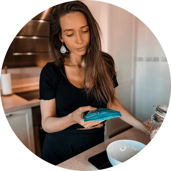 Jackie trackt Kalorien am Handy