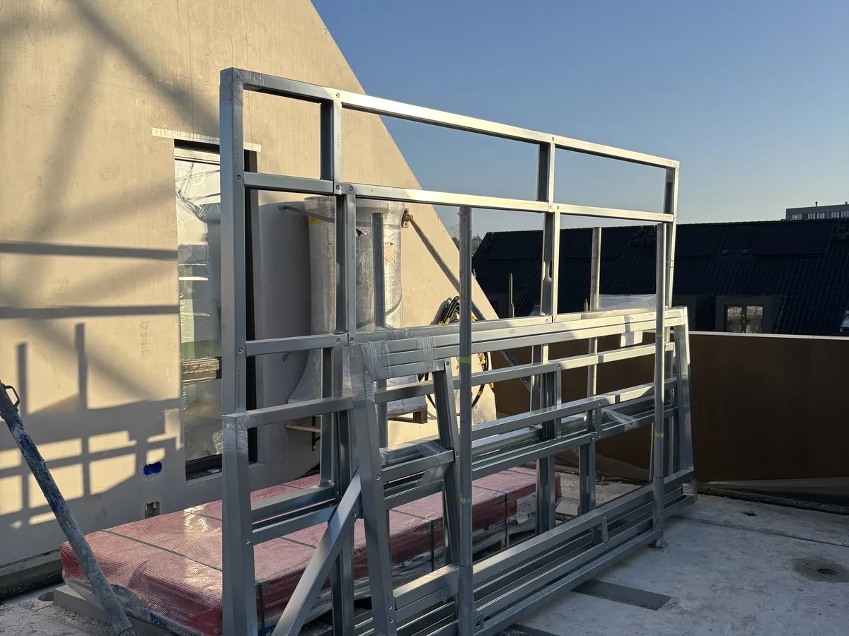 Een Modulon wandframe op de verdiepingsvloer van een woning in aanbouw, met de gipskartonplaten eronder.