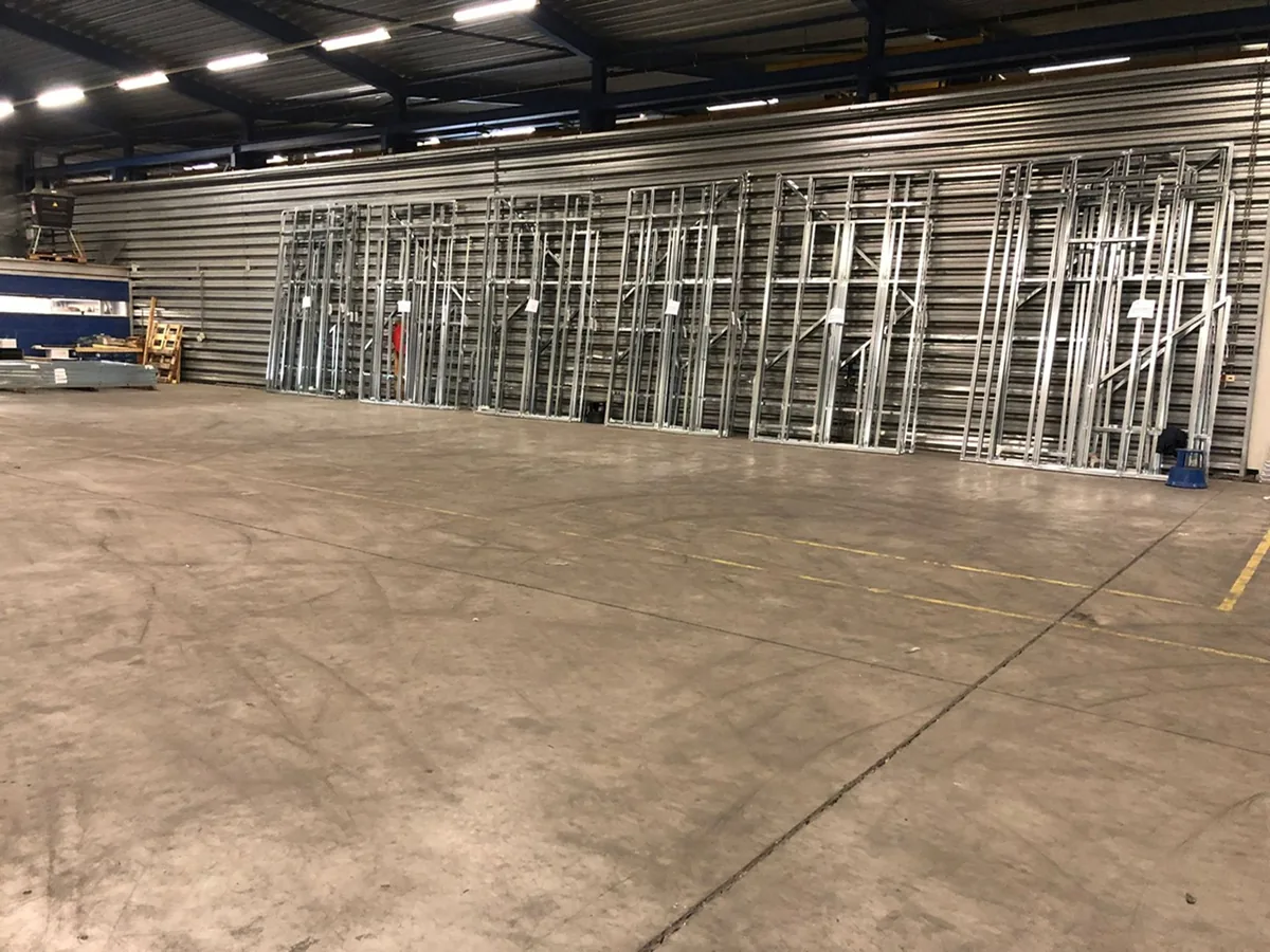 De fabriekshal in Lelystad, met een rij afgemonteerde wandframes klaar voor transport.