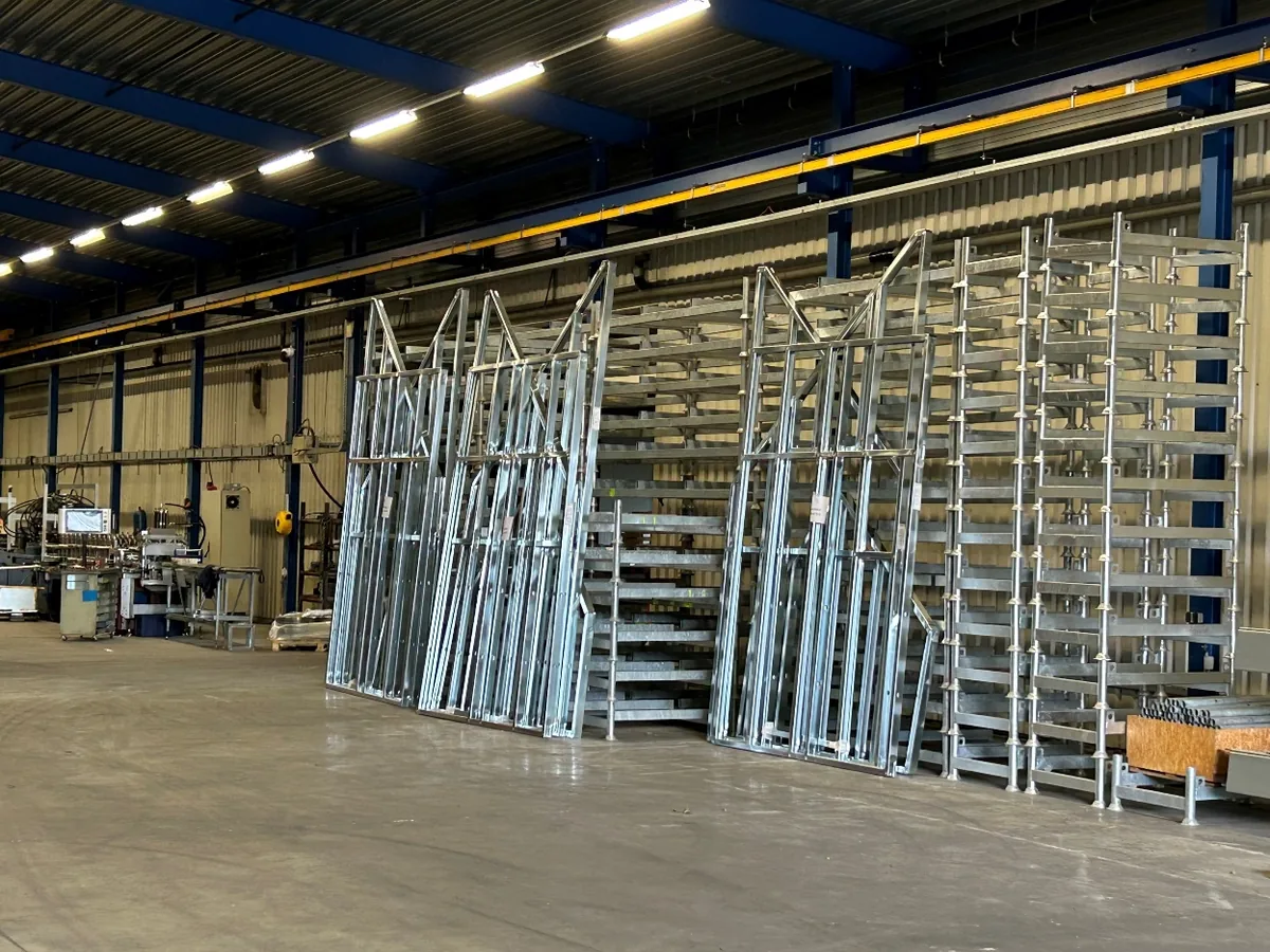 De fabriekshal in Lelystad, met de wandframes klaar voor transport.