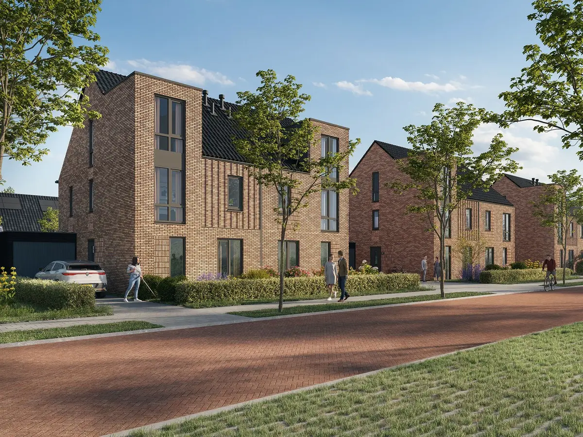 Impressie van de bakstenen rijwoningen van Heidepost aan een straat met jonge bomen.