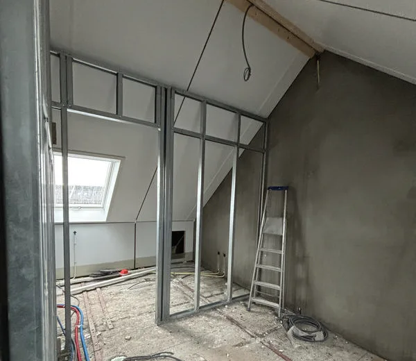 Het stalen frame van het uitschuifbare wandsysteem op een zolder in aanbouw.