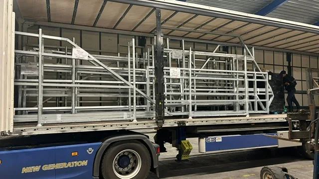 De transportbokken met wandframes worden in de vrachtwagen geladen.