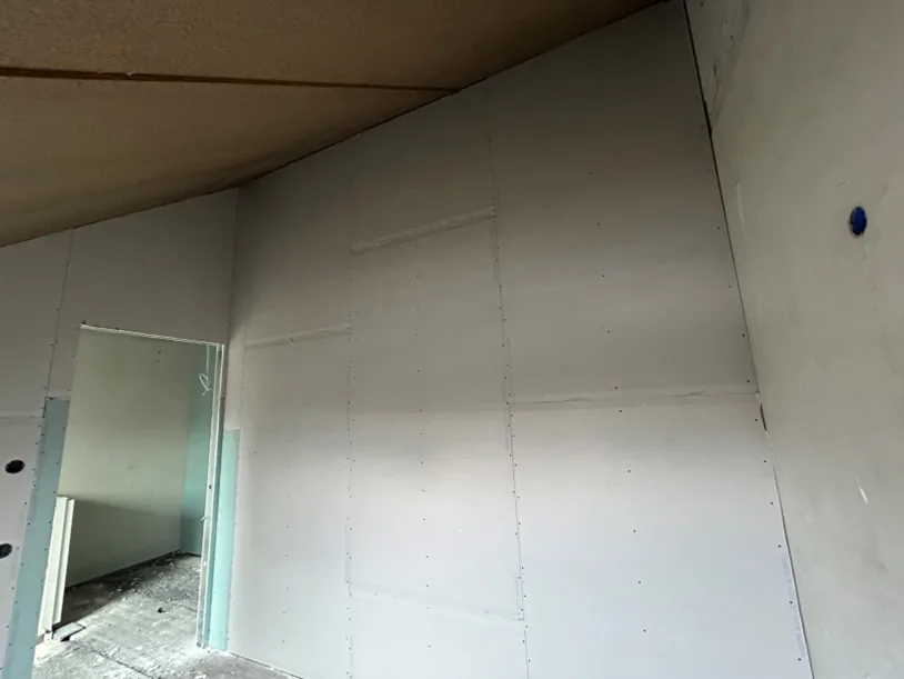 De gesloten wand onder de kap, beplaat en klaar om af te voegen.