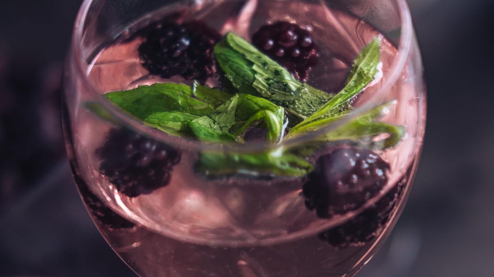 Frische Brombeere dusk-delight-drink-mit-brombeere.jpg