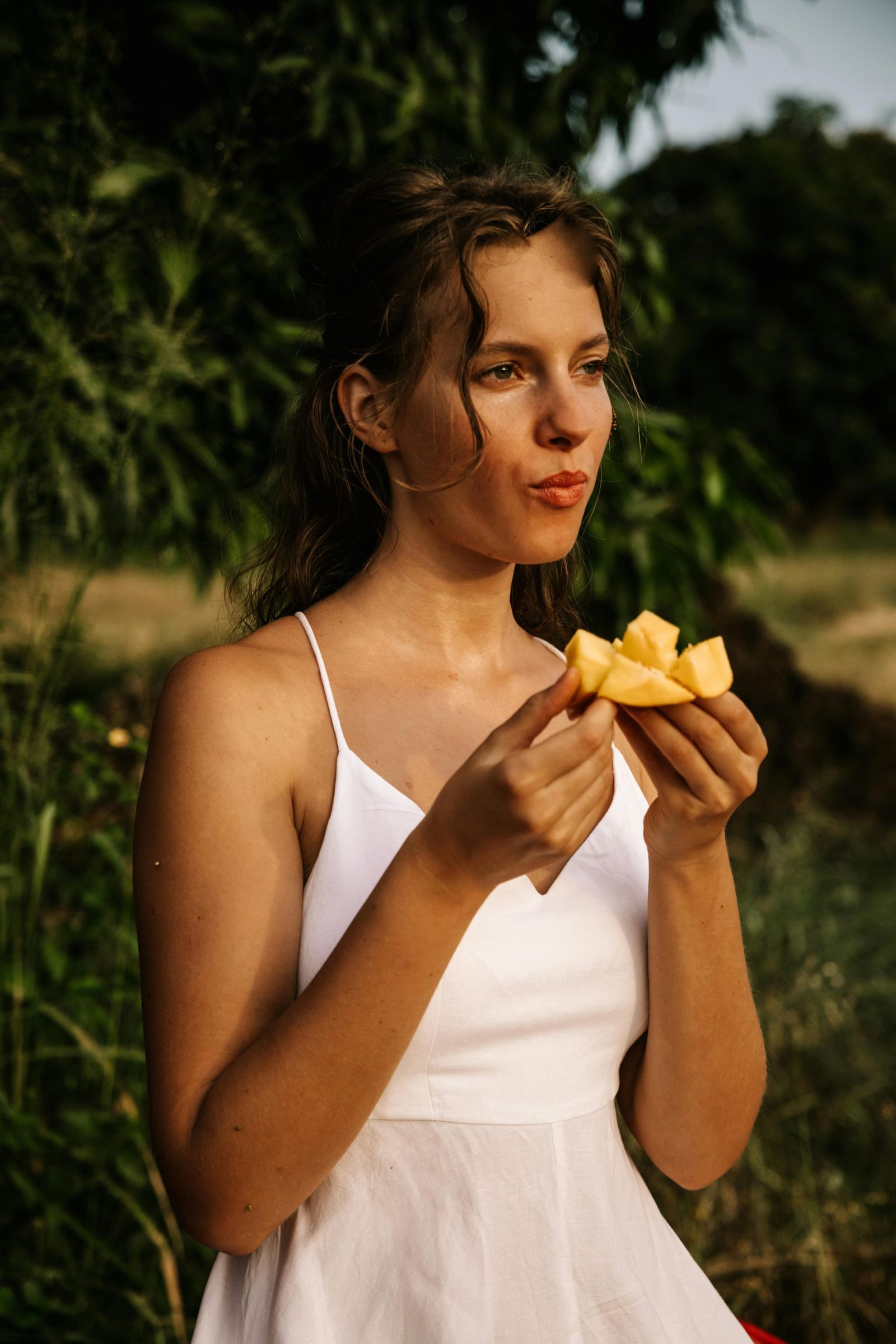 Genuss von Mango mango-twist-frau-isst-mango.jpg