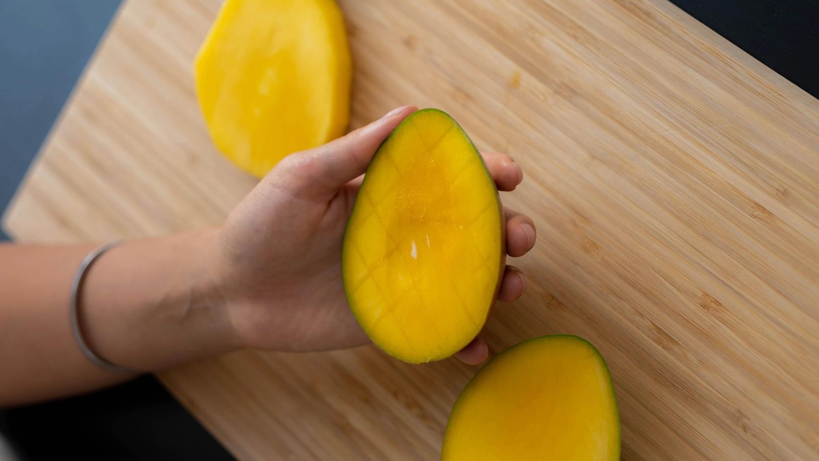 mango-twist-halbierte-mango.jpg