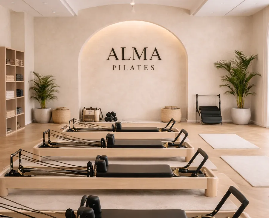 Reformers alignés dans le studio Alma, Pilates Reformer Paris 16