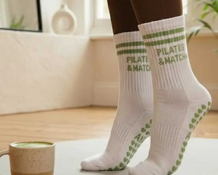 Chaussettes antidérapantes portées sur un tapis, à côté d'un matcha