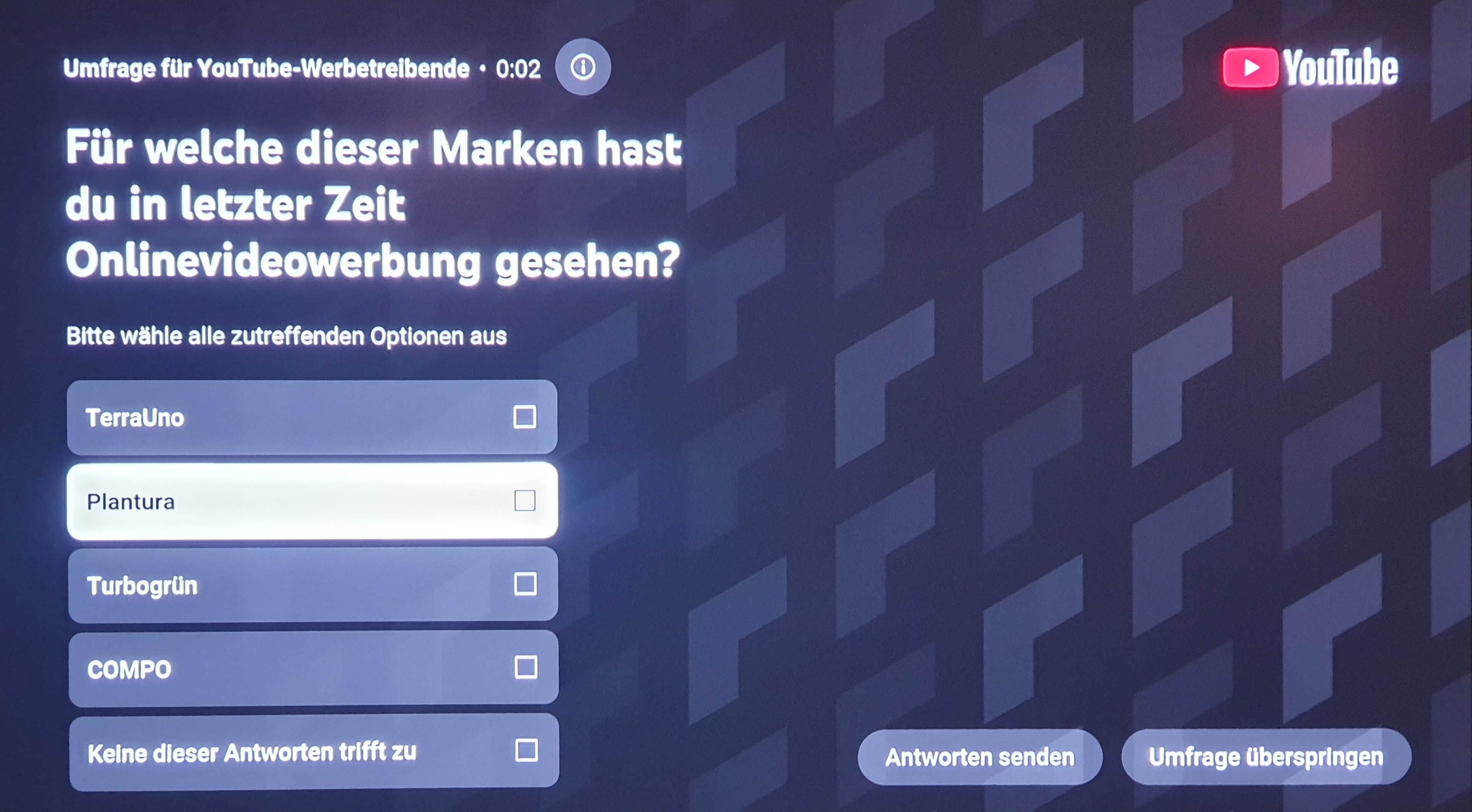 Auf einem Fernseher fragt eine YouTube-Umfrage, für welche Marken zuletzt Onlinevideowerbung gesehen wurde. Mehrere Marken und die Option „Keine dieser Antworten trifft zu“ stehen zur Auswahl.