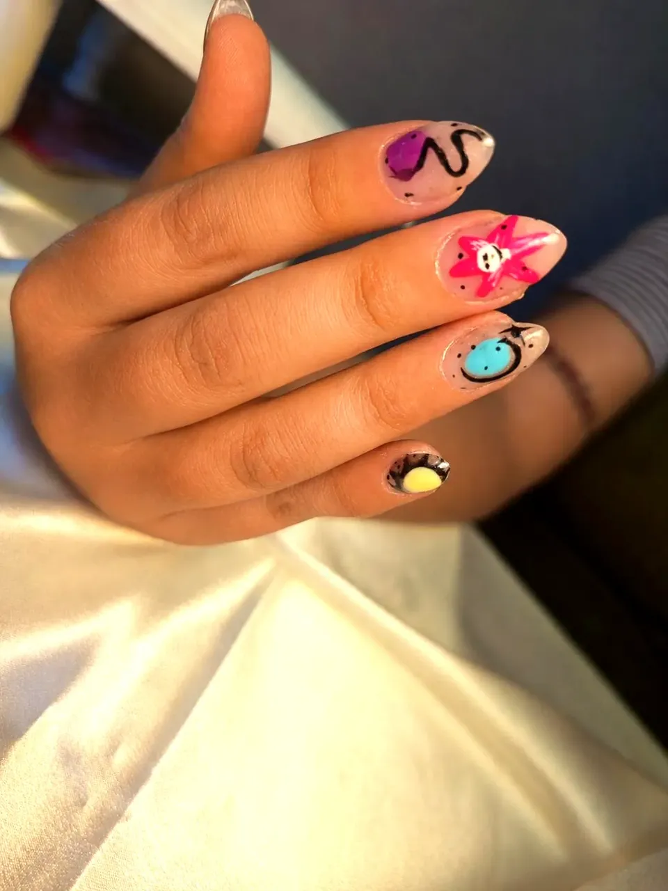 Kleurrijke nail art met figuurtjes