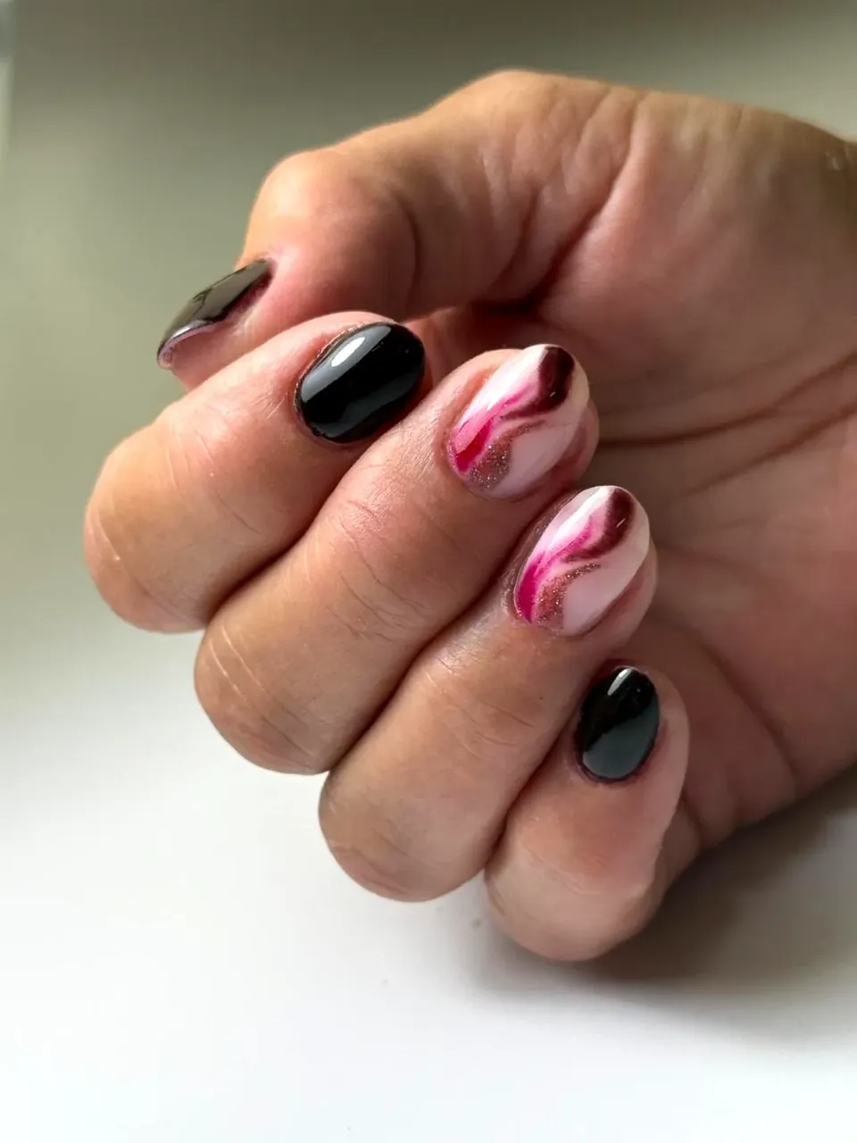 Roze marmer gecombineerd met zwarte gellak