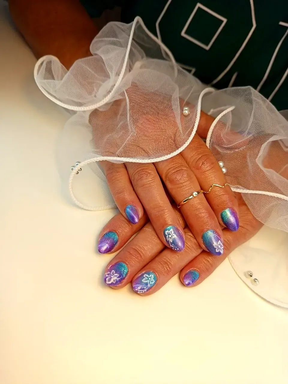 Paarse aurora-nagels met glans