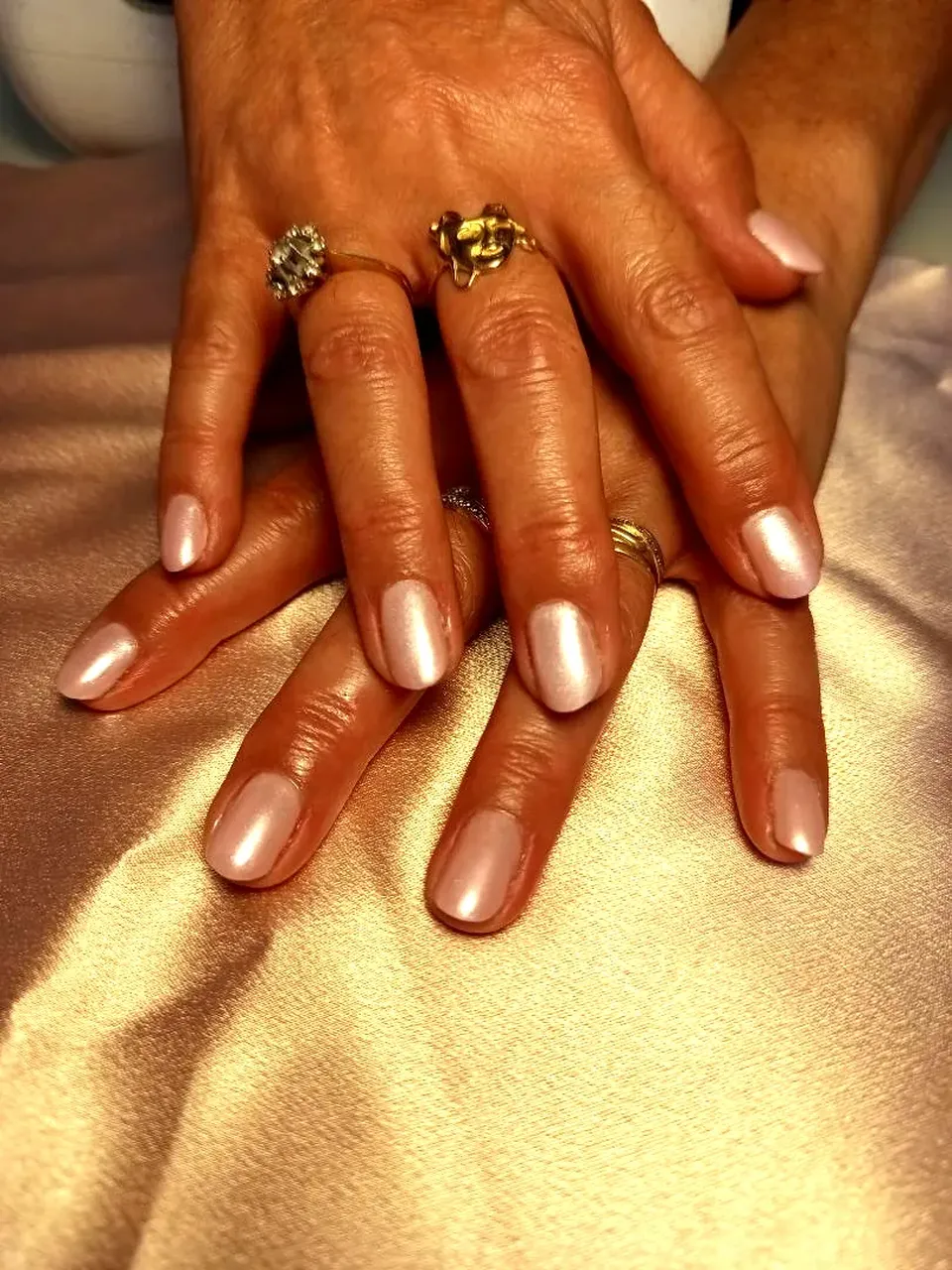 Naturel nagels met een zachte parelglans