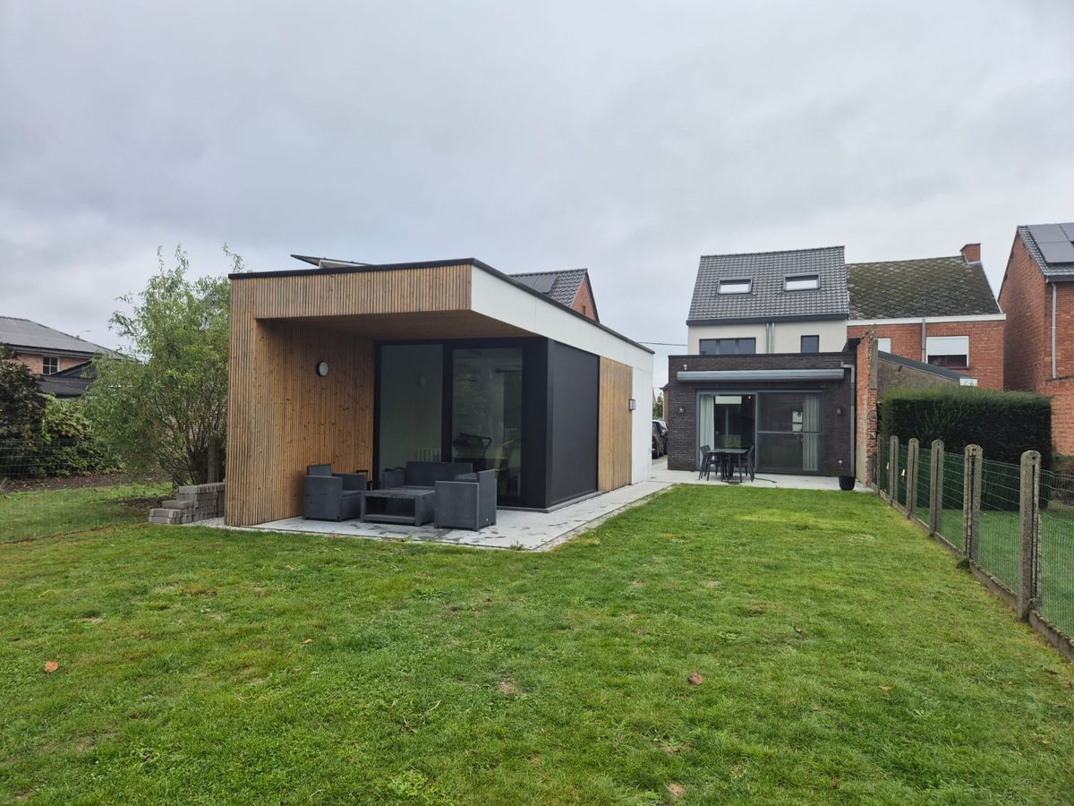 Tuin met bijgebouw en overdekt terras