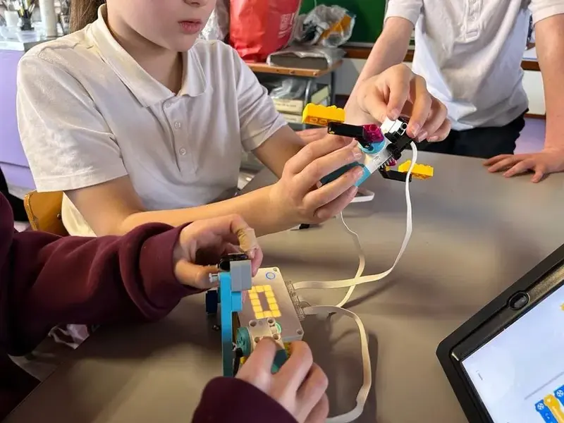 Pupils building and testing a LEGO robot