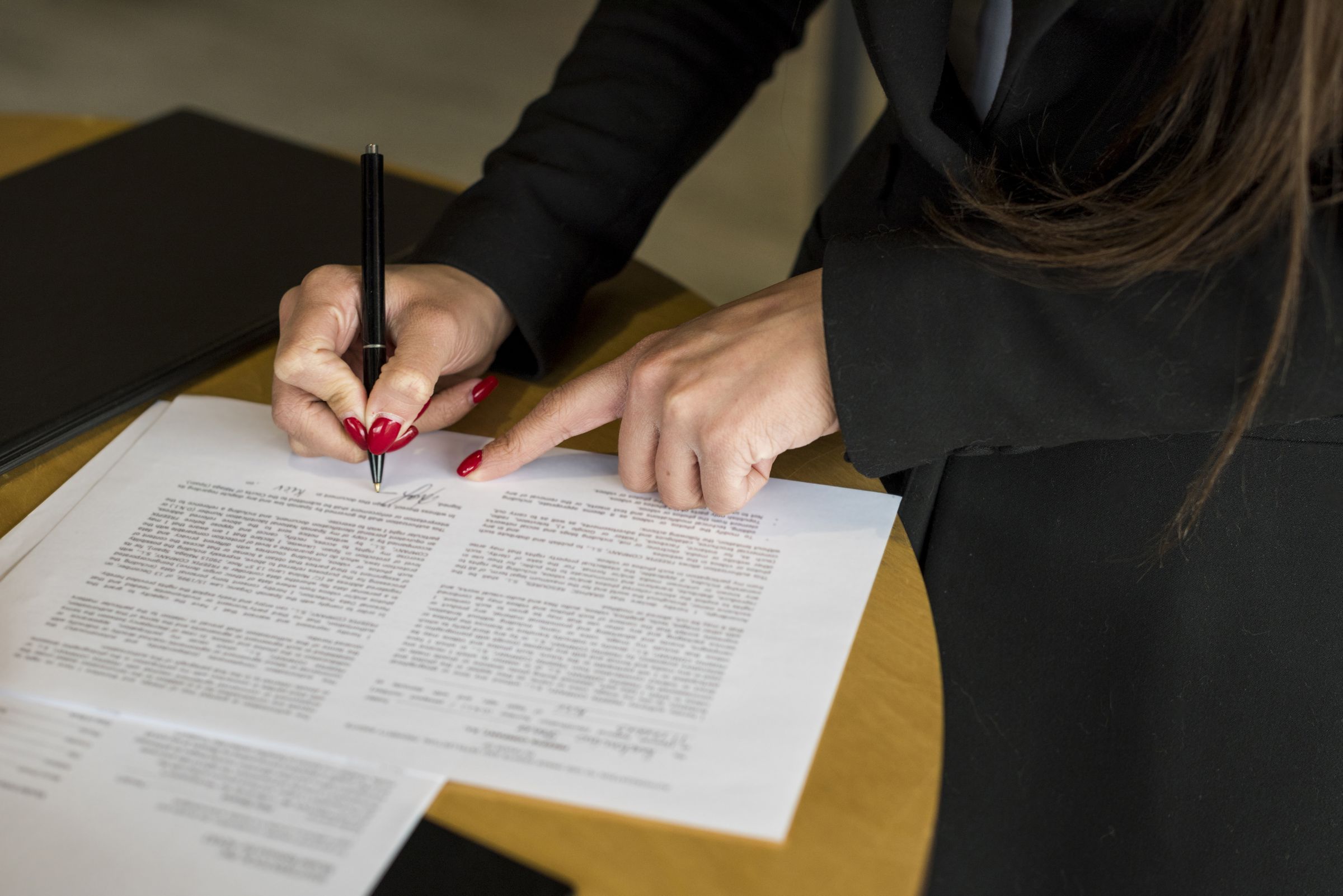 imprenditrice firma contratto