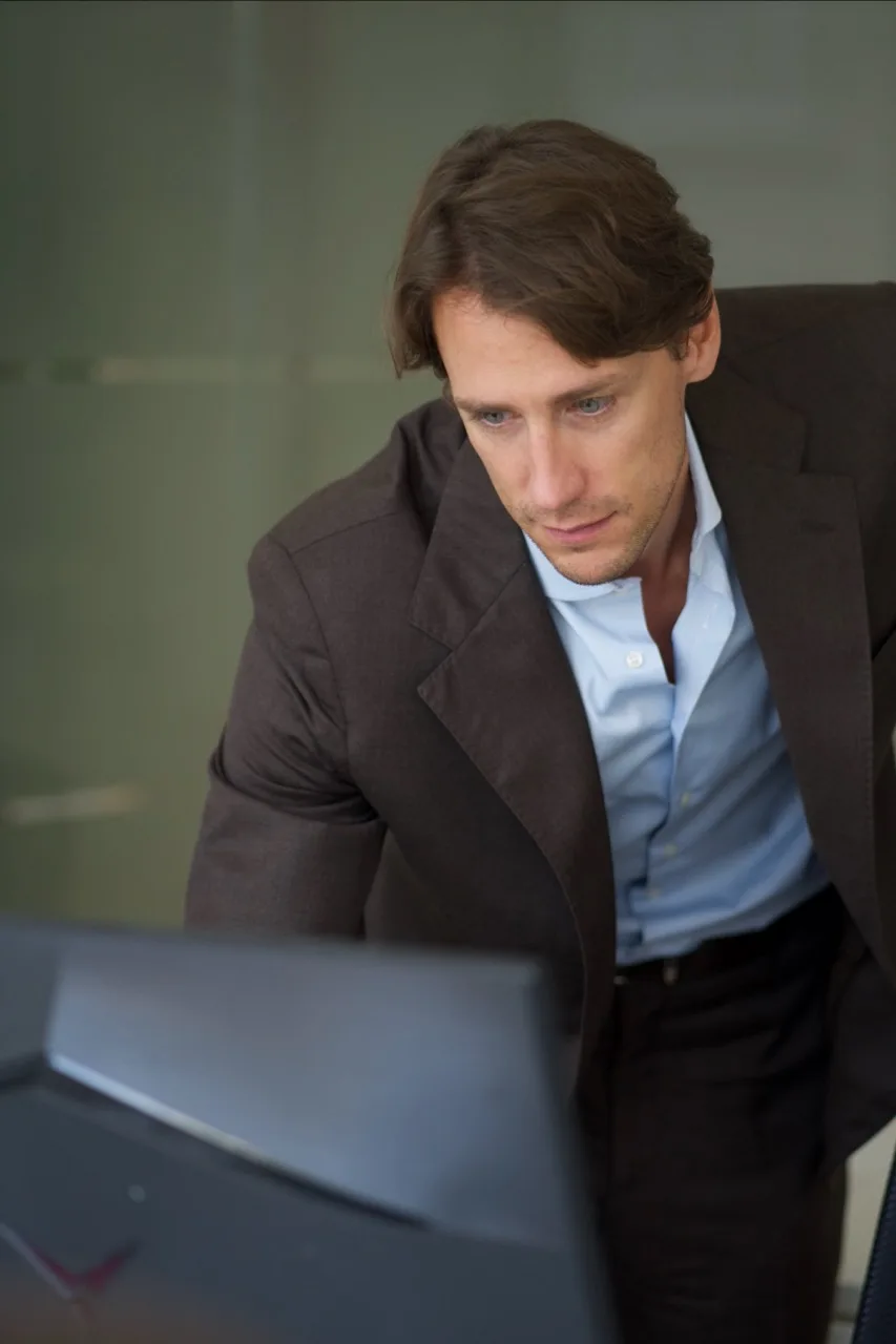 Un avvocato al lavoro davanti al computer Un avvocato al lavoro davanti al computer