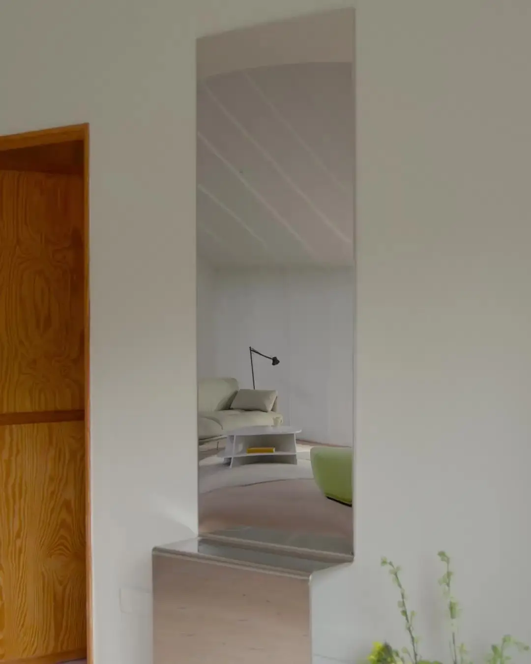 Video: a room reflected in the Pleat mirror