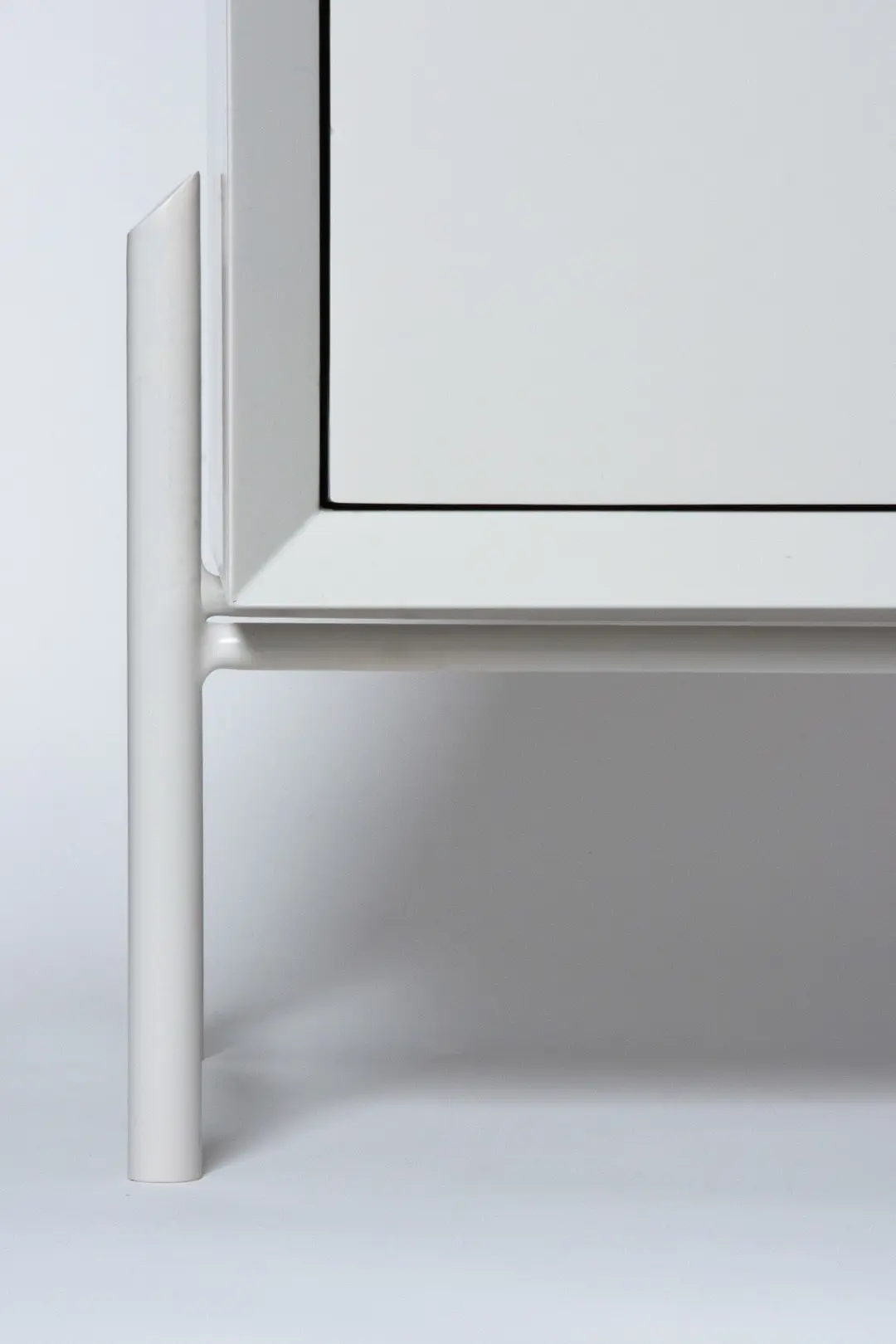 Close-up of a Chamfer leg and the chamfered door edge