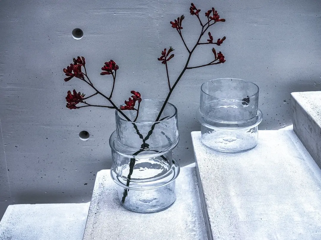 V.GW.01 vase with red-flowered branches on white steps