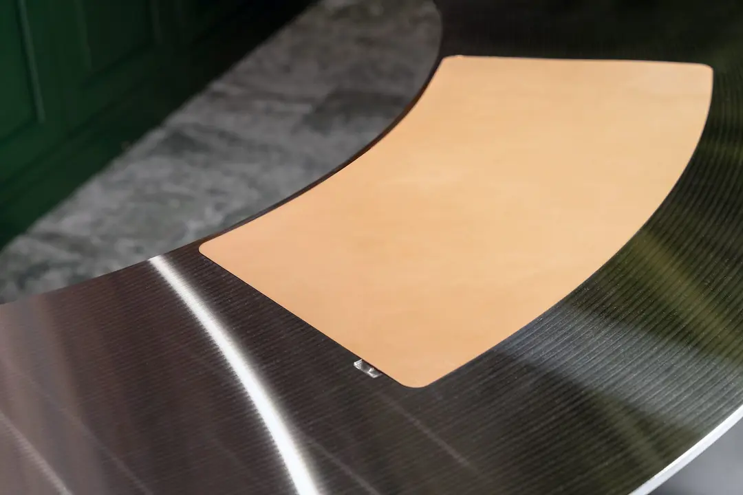 Close-up of the leather inlay flush with the aluminium top