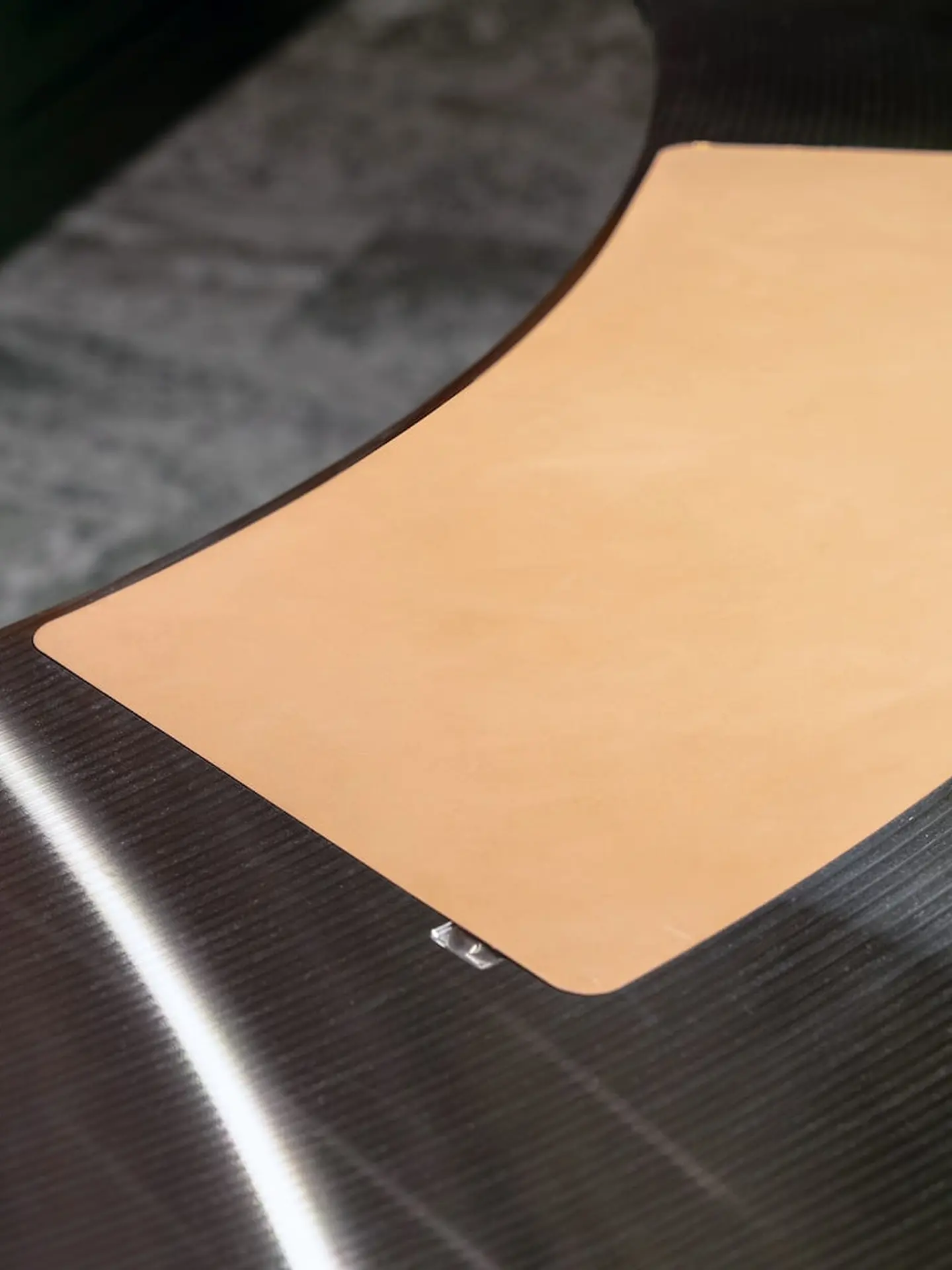 Close-up of the leather inlay flush with the aluminium top
