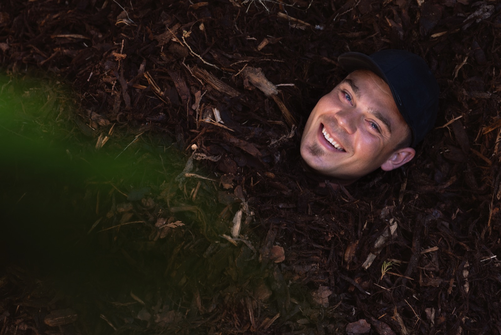 Andreas Borchers inmitten von Mulch als Motiv der Materialkampagne