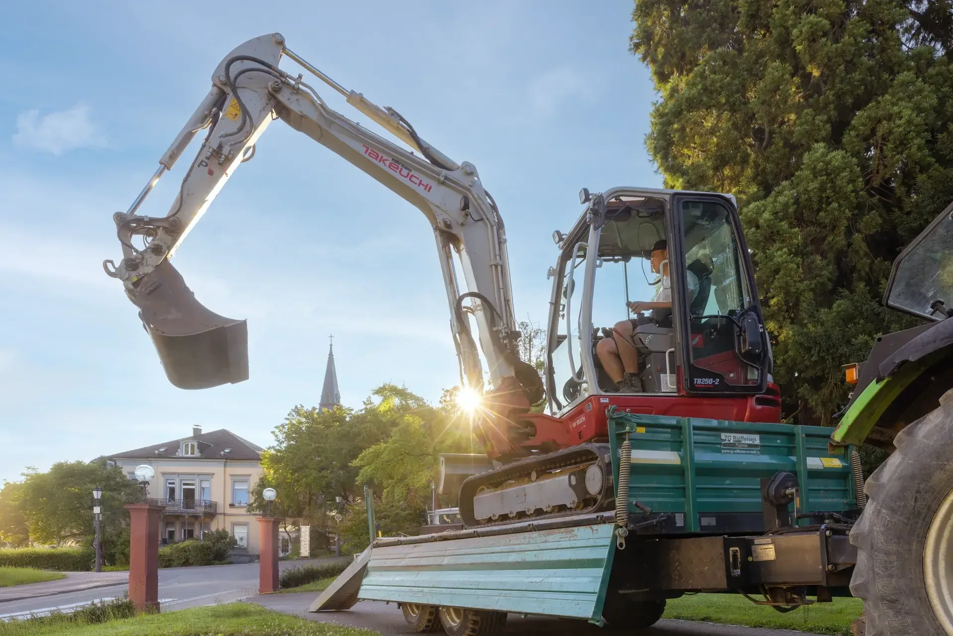 Bagger bei Erdarbeiten für eine neue Gartenanlage