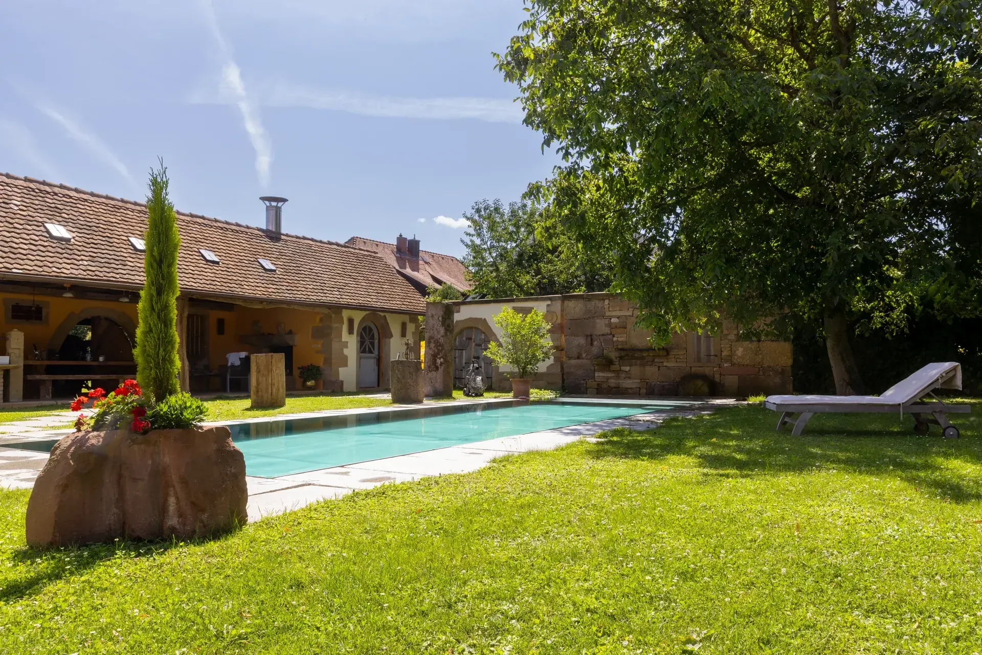 Geschützter Gartenraum rund um einen Pool