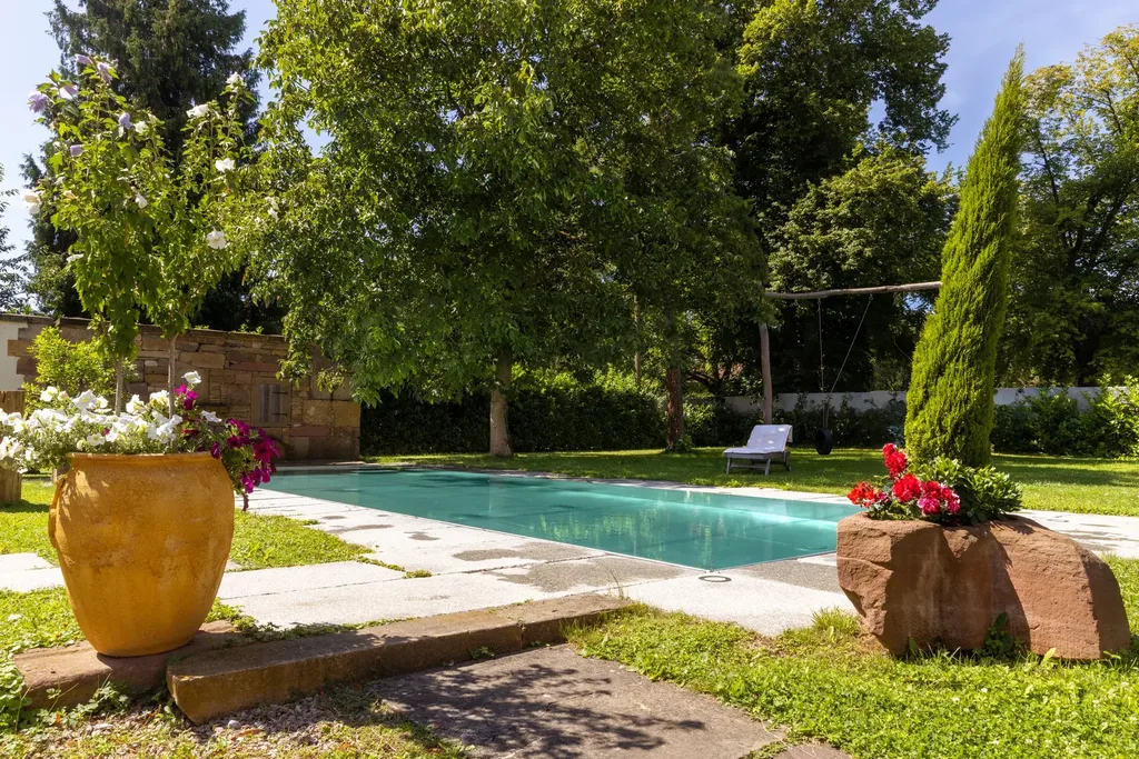Gewachsener Garten mit Rasen, Gehölzen und klar gegliederten Aufenthaltsflächen