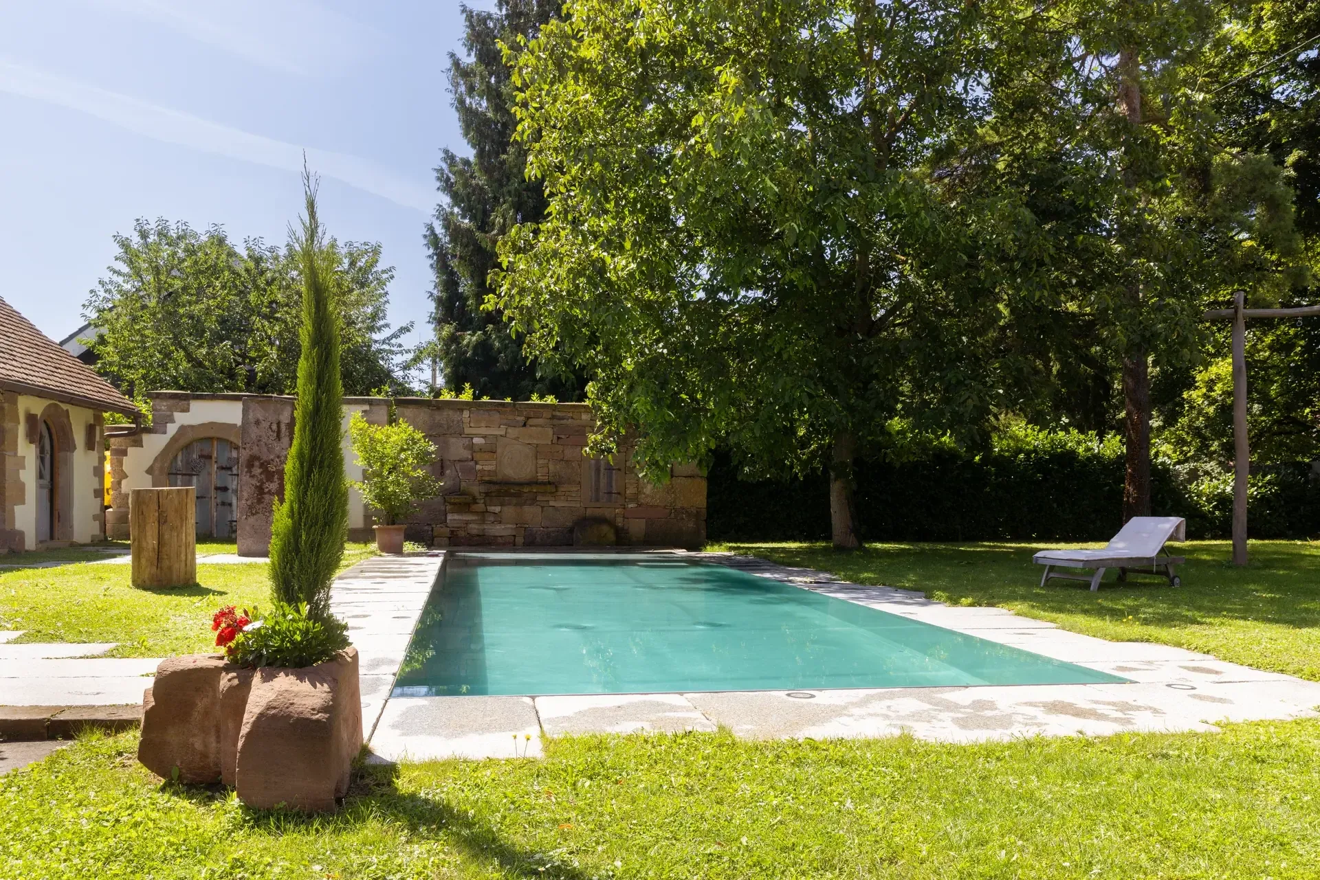 Rasen- und Aufenthaltsfläche am Pool