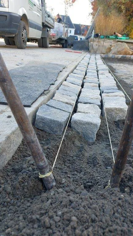 Pflastereinfahrt aus unterschiedlich farbigen Granitsteinen