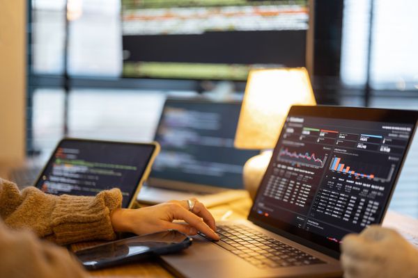 Ein geöffneter Laptop mit Analyse-Tool