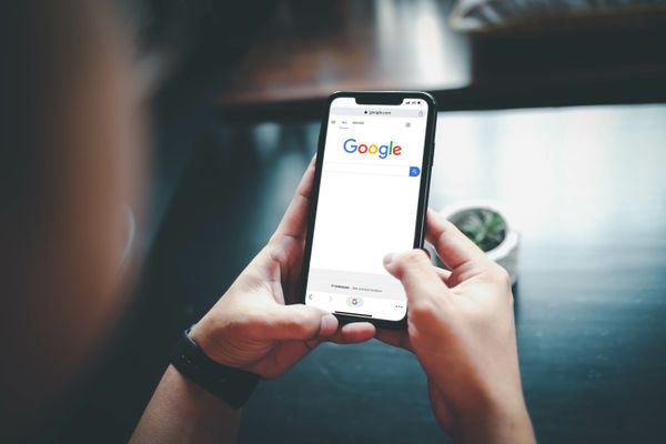 Laptop-Bildschirm mit geöffnetem Analytics-Tool – Datenanalyse, Diagramme und Performance-Statistiken