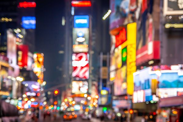 Time Square bei Nacht mit leuchtenden Werbetafeln