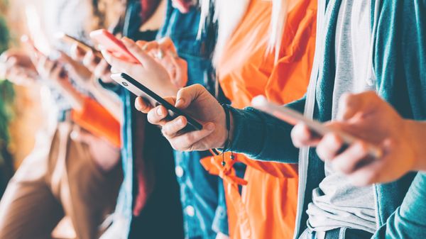 Diverse Personen mit Smartphone in der Hand
