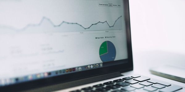 Laptop-Bildschirm in einem dunklem Raum mit geöffnetem Analyse-Tool