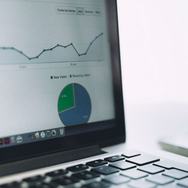 Laptop-Bildschirm in einem dunklem Raum mit geöffnetem Analyse-Tool
