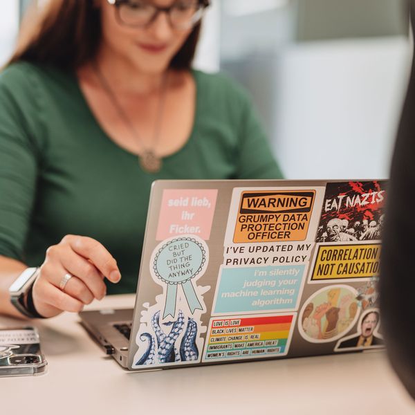 Frau arbeitet am Laptop