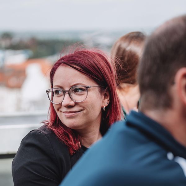Sylvia beim Pizzaessen auf der Dachterrasse
