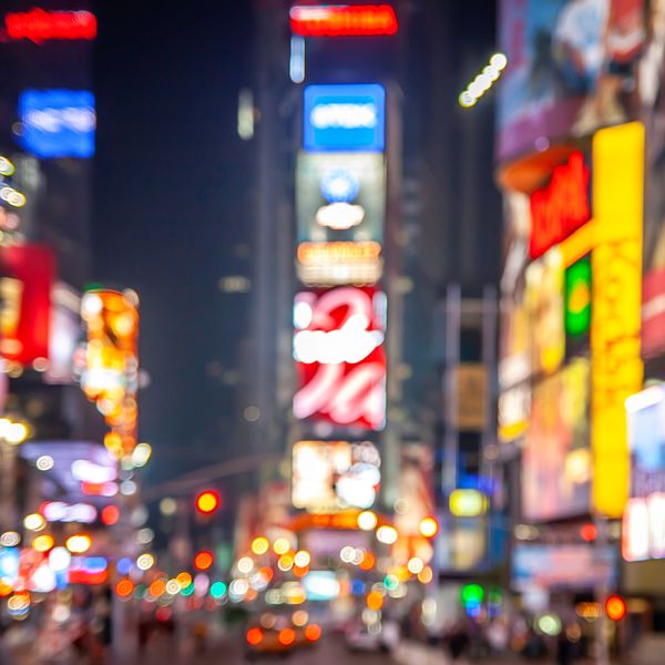 Time Square bei Nacht mit leuchtenden Werbetafeln