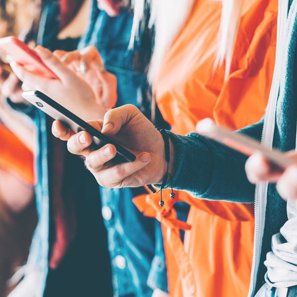 Diverse Personen mit Smartphone in der Hand