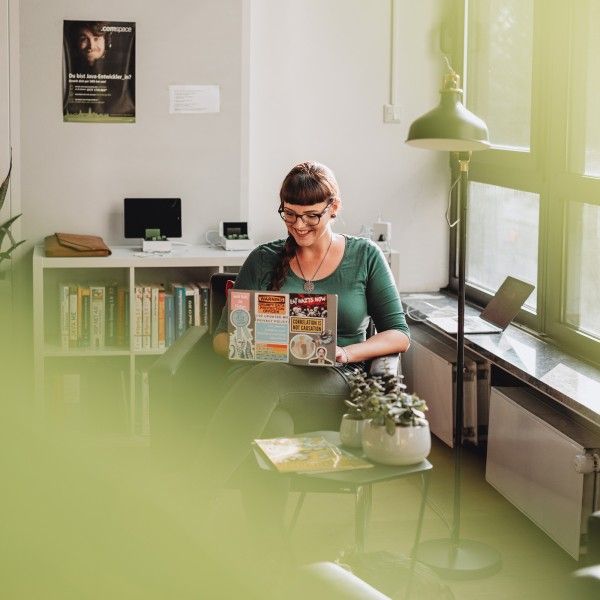 Mitarbeiterin arbeitet am Laptop in einem hellen Büro
