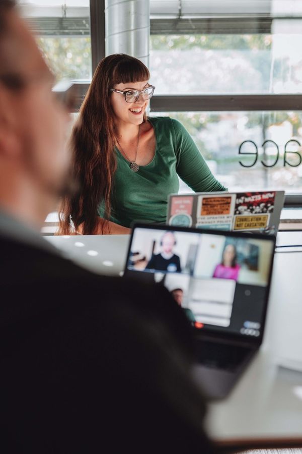 Zwei Angestellte arbeiten am Laptop