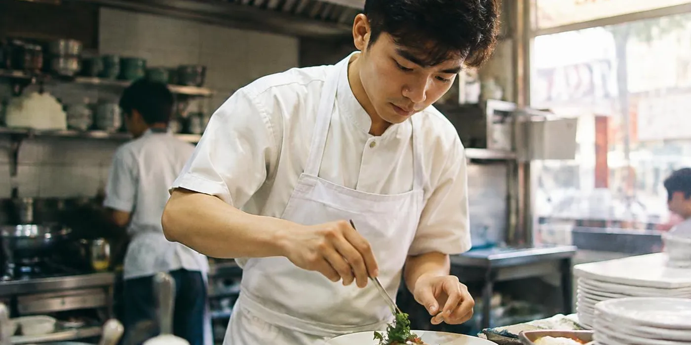 Đầu bếp đang làm việc trong bếp nhà hàng