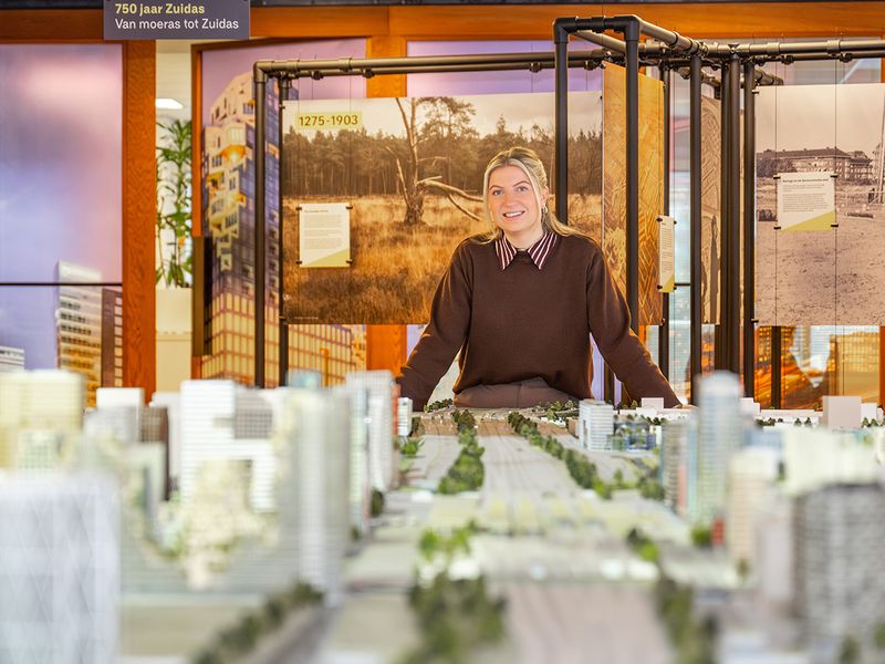 Jong, vrouw en aan het werk in civiel en infra