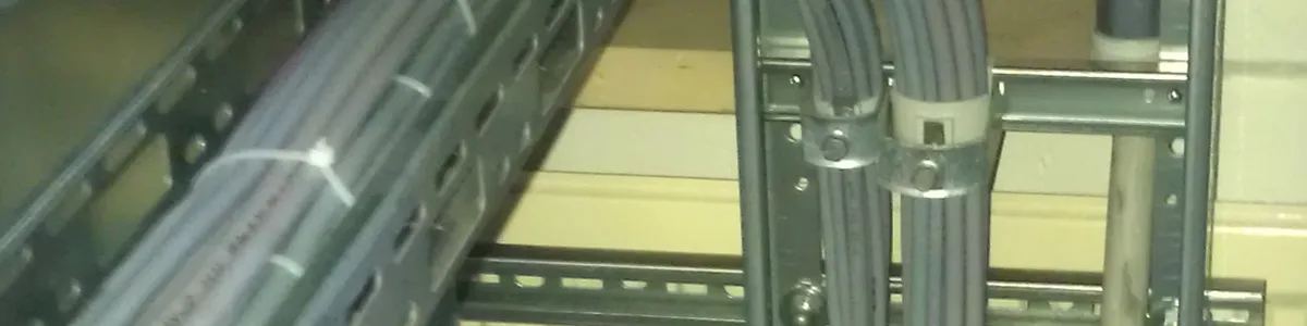 Kabelbündel auf Kabelrinne und Kabelleiter mit Schellen befestigt