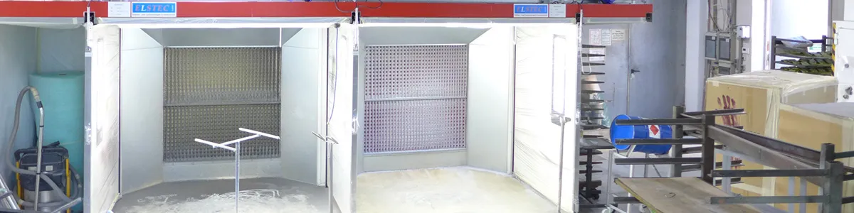 Zwei Lackierstände mit Filterwänden, beschildert mit ELSTEC