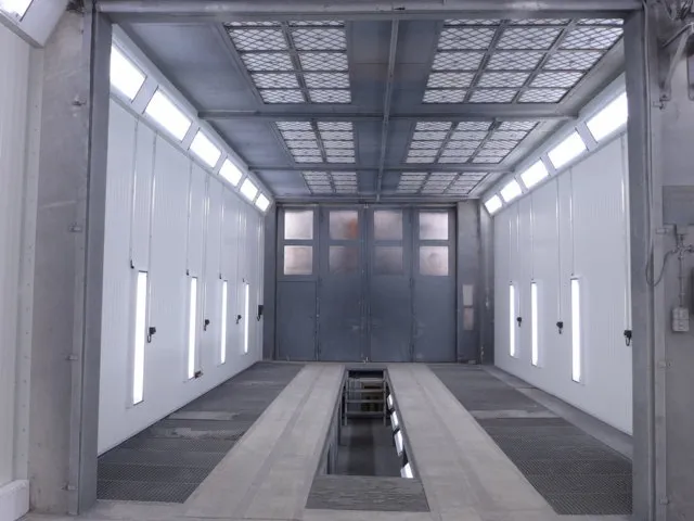 Kabine mit neuen Innenwänden LED-Beleuchtung Decke Seite Grube